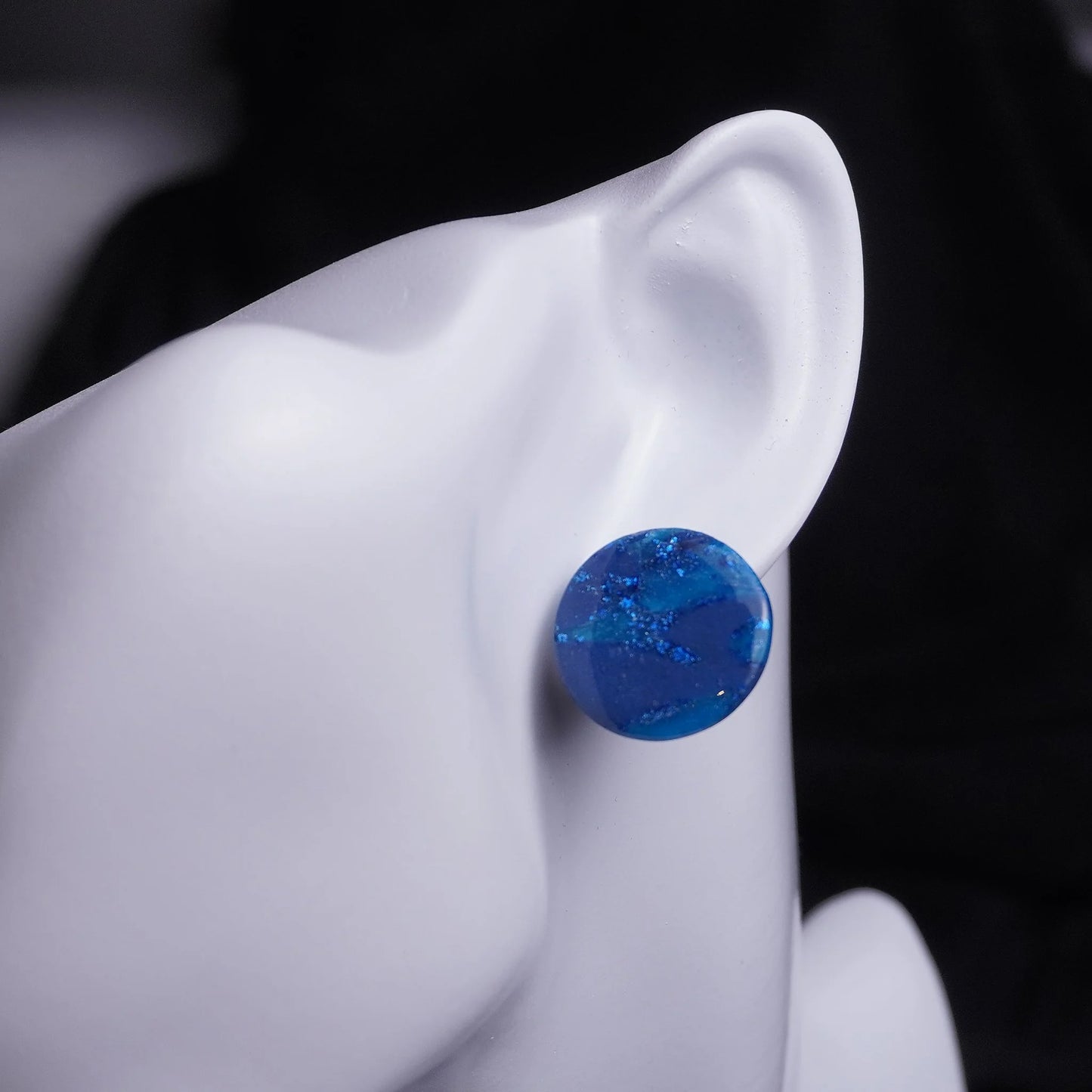 Runde Ohrringe (Dark Nightsky) angesteckt