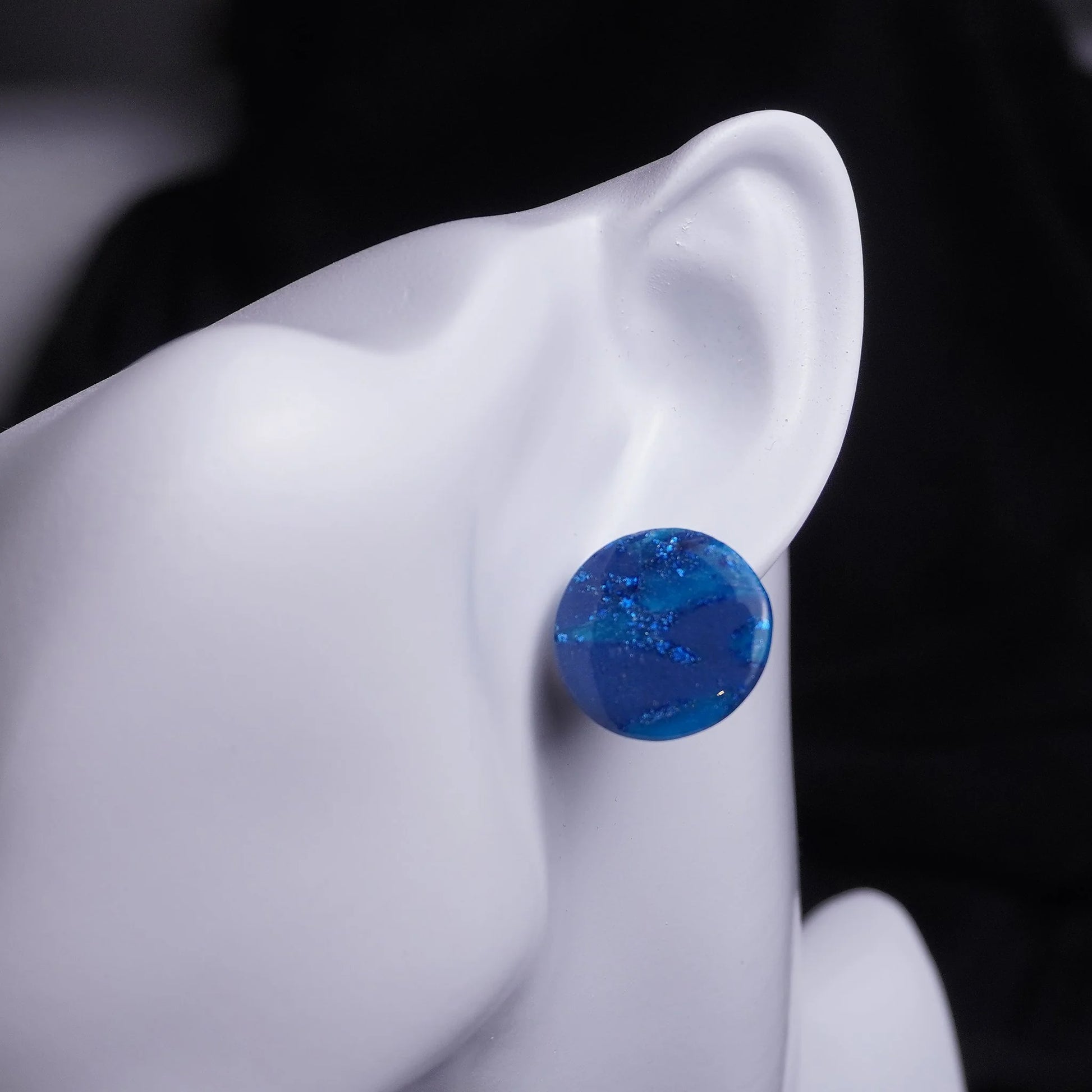 Runde Ohrringe (Dark Nightsky) angesteckt