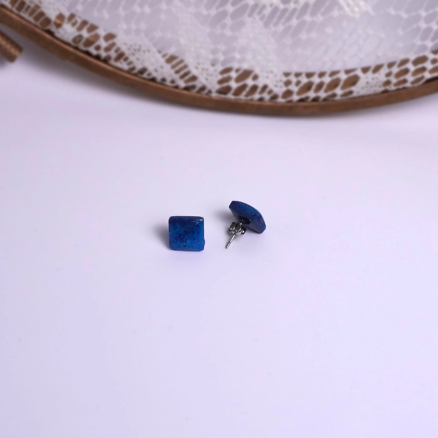 Kleine quadratische Ohrringe (Dark Nightsky) liegend