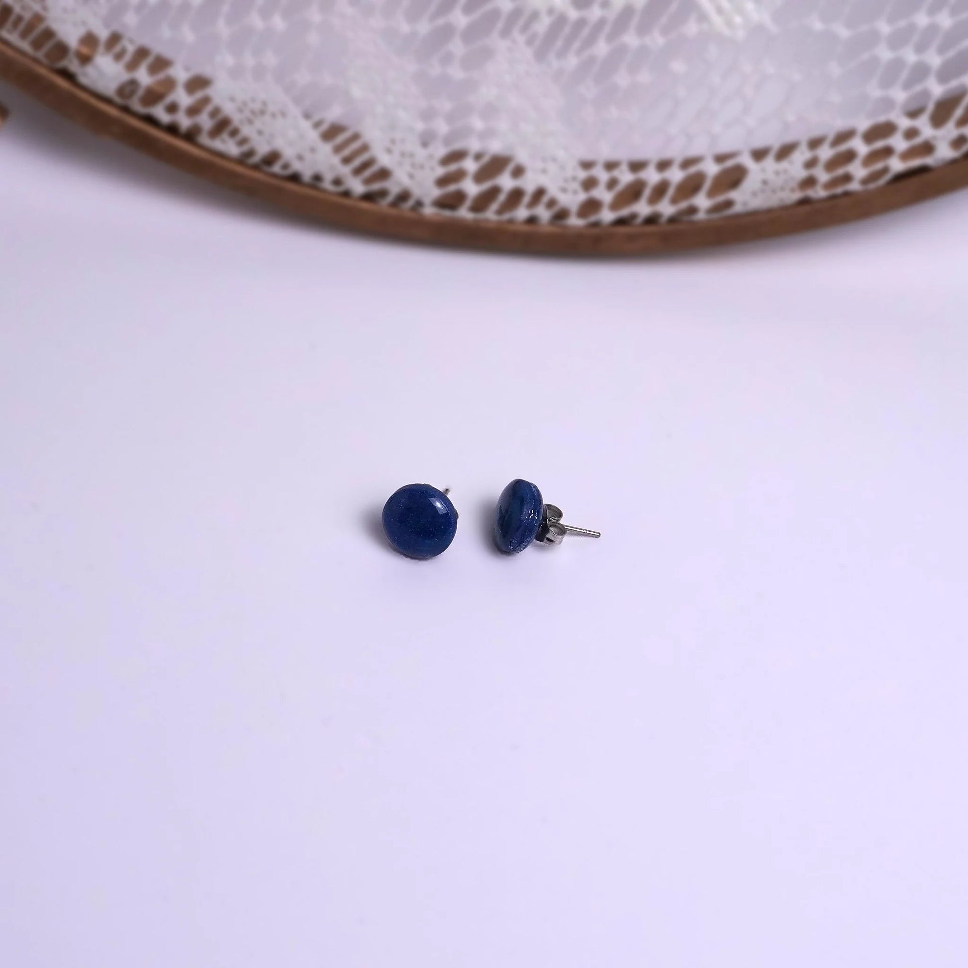 Kleine runde Ohrringe (Dark Nightsky) liegend