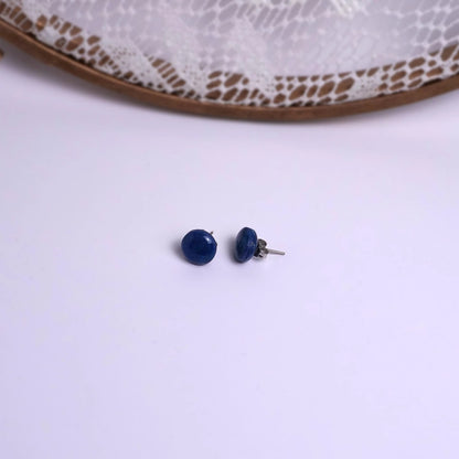 Kleine runde Ohrringe (Dark Nightsky) liegend