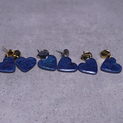 Herz-Ohrringe (Galaxy) silberfarben und goldfarben liegend vier