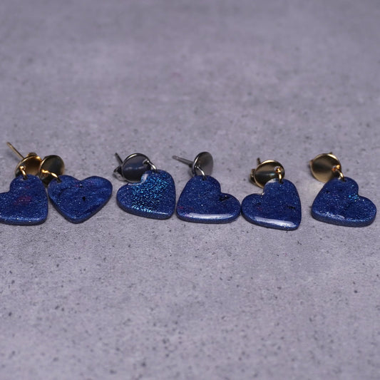 Herz-Ohrringe (Galaxy) silberfarben und goldfarben liegend vier