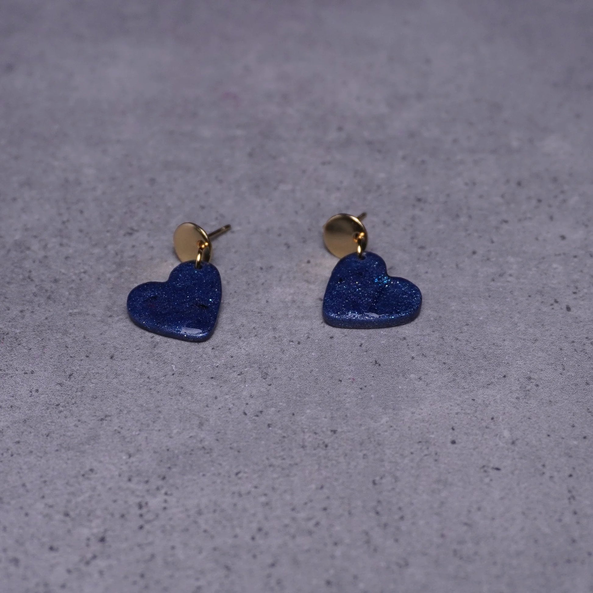 Herz-Ohrringe (Galaxy) goldfarben liegend