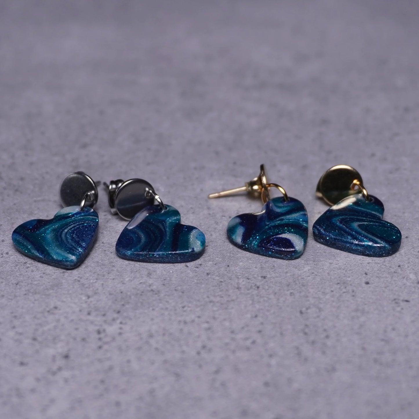 Grünliche Herz-Ohrringe (Galaxy) silberfarben & goldfarben liegend