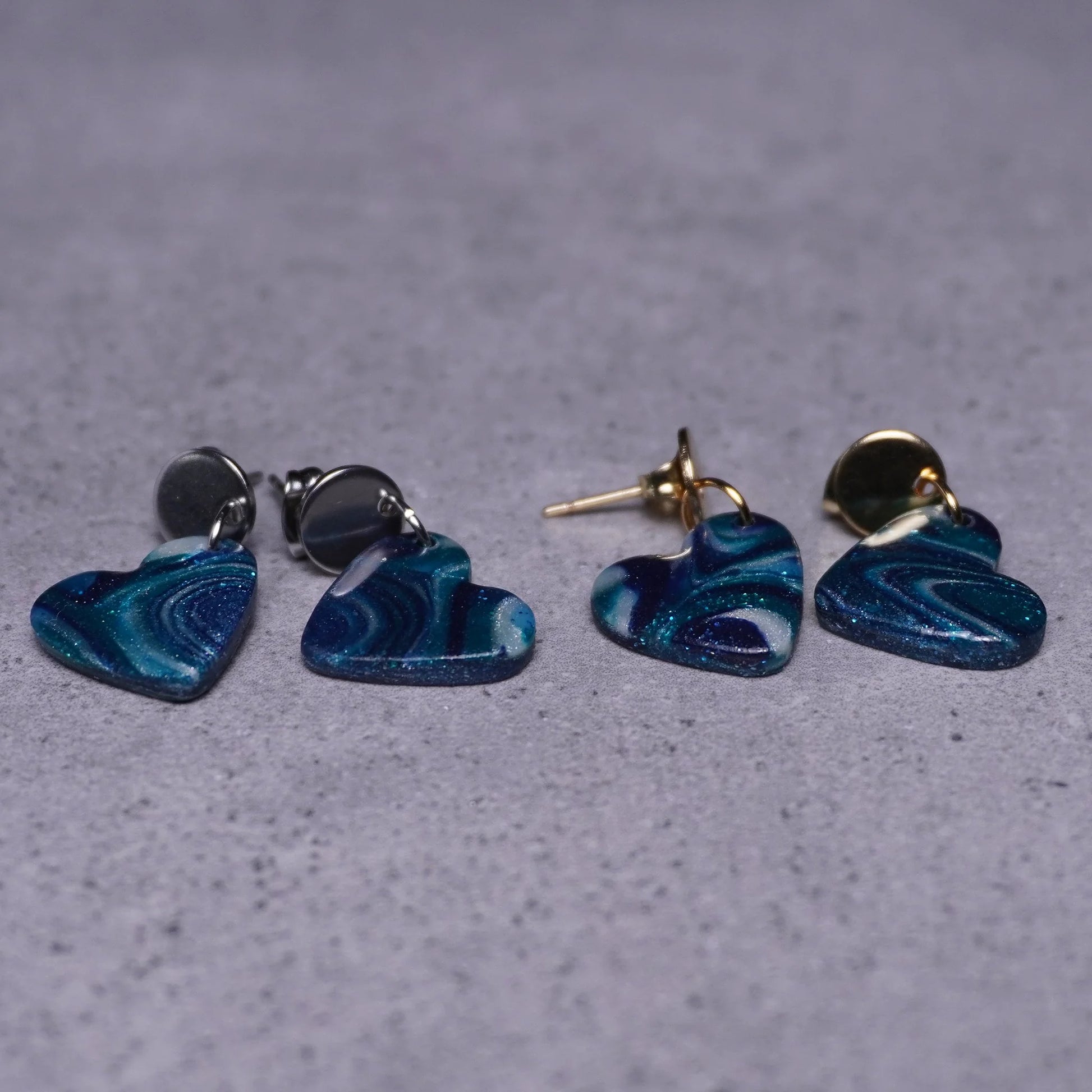 Grünliche Herz-Ohrringe (Galaxy) silberfarben & goldfarben liegend