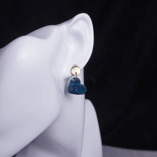 Grünliche Herz-Ohrringe (Galaxy) aus goldfarben angesteckt