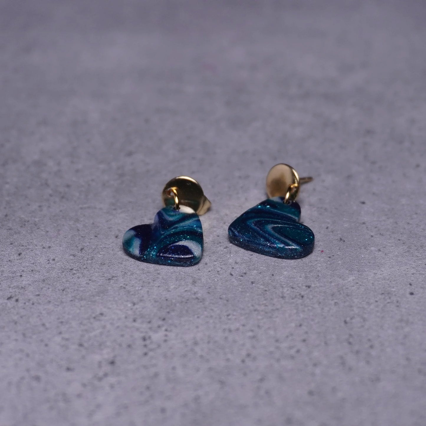 Grünliche Herz-Ohrringe (Galaxy) goldfarben liegend