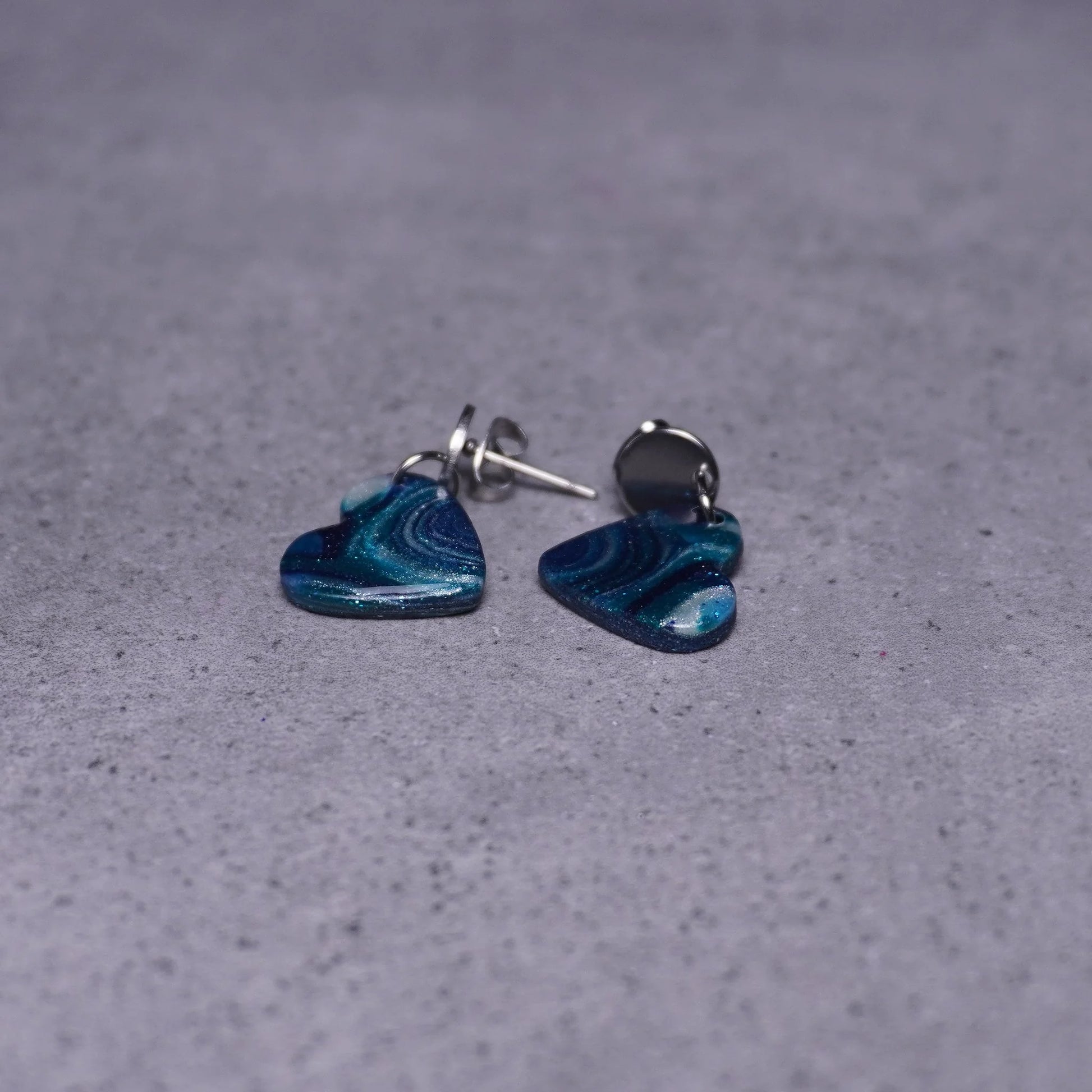 Grünliche Herz-Ohrringe (Galaxy) silberfarben liegend