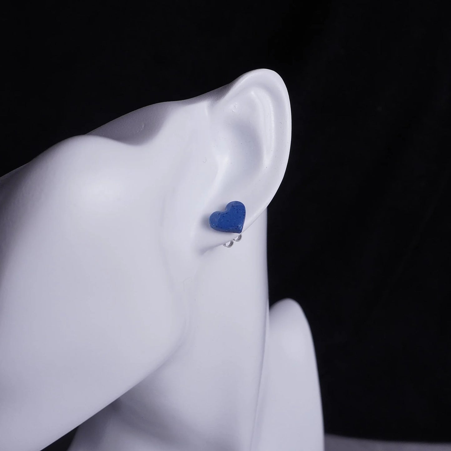 Kleine Herz-Ohrringe (Galaxy) angesteckt