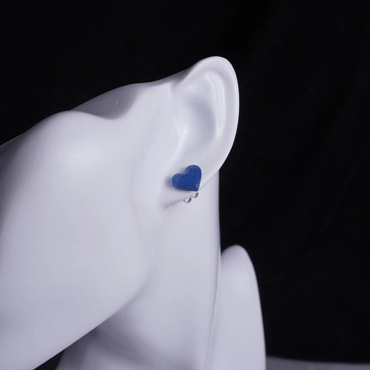 Kleine Herz-Ohrringe (Galaxy) angesteckt