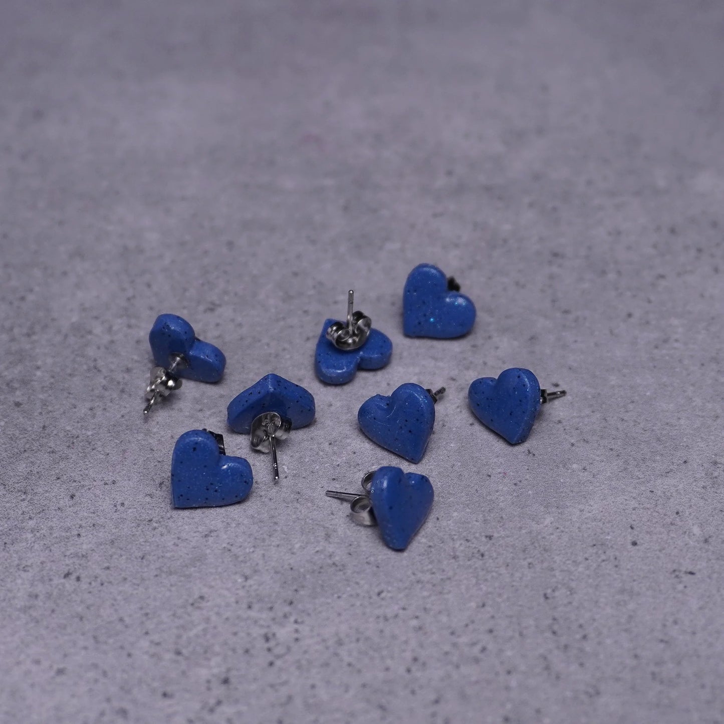 Kleine Herz-Ohrringe (Galaxy) liegend viele