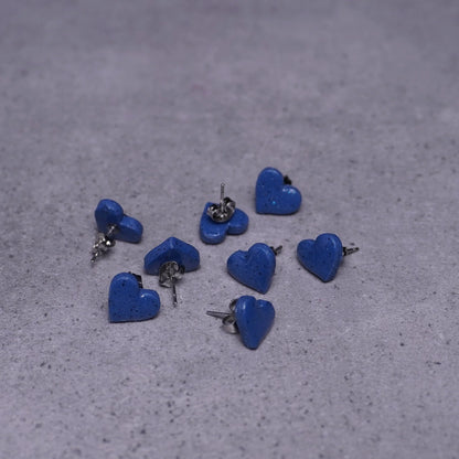 Kleine Herz-Ohrringe (Galaxy) liegend viele