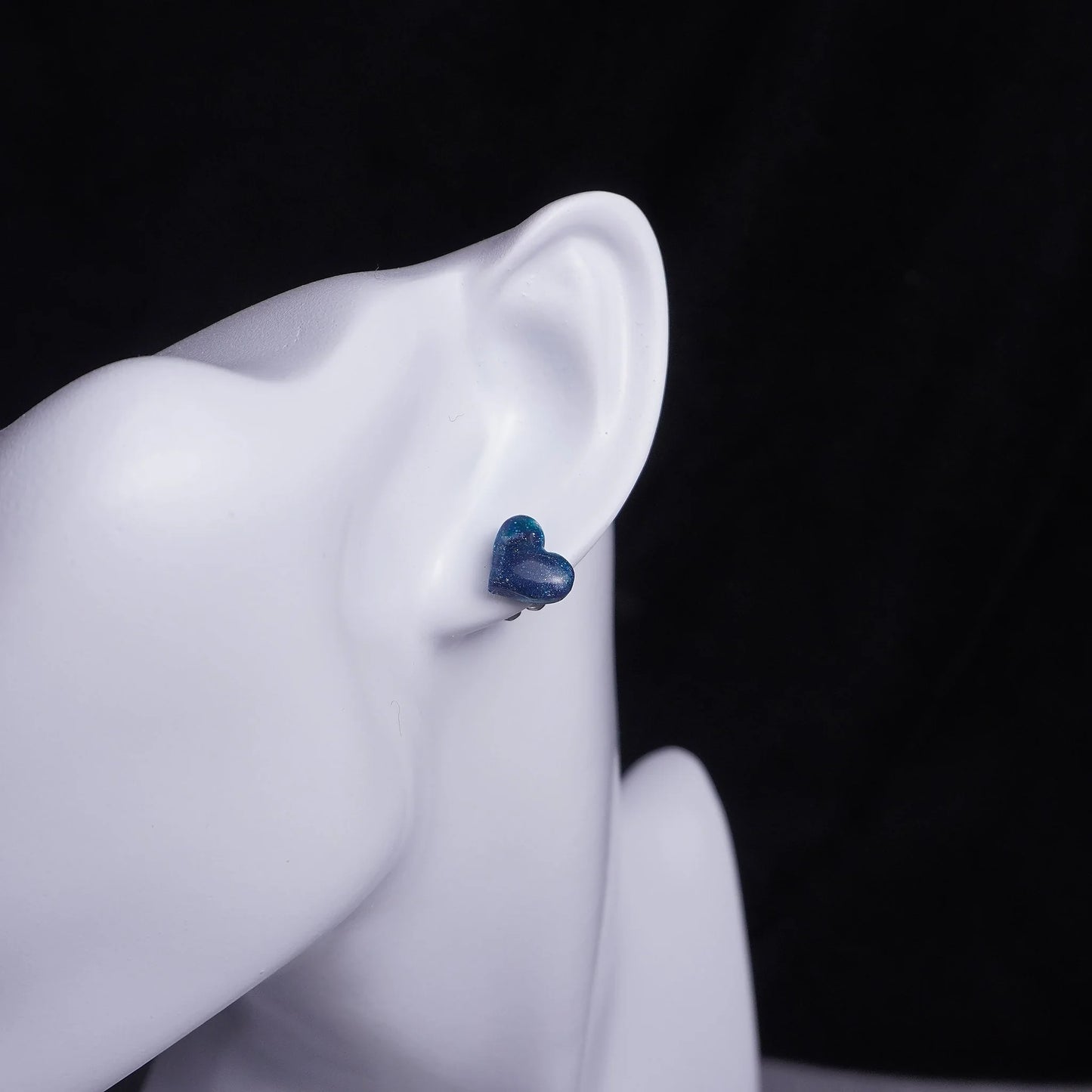 Kleine grünliche Herz-Ohrringe (Galaxy) angesteckt