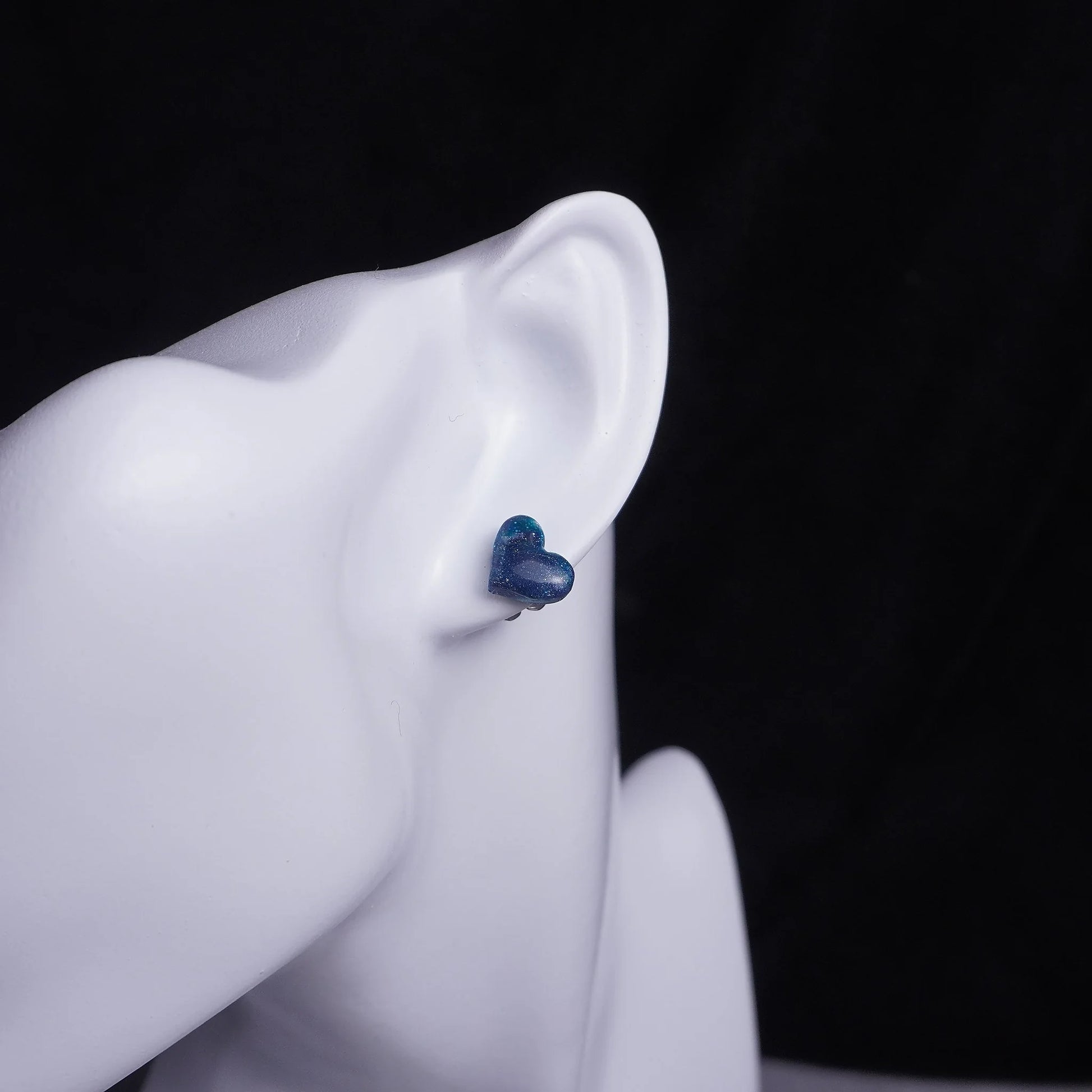 Kleine grünliche Herz-Ohrringe (Galaxy) angesteckt