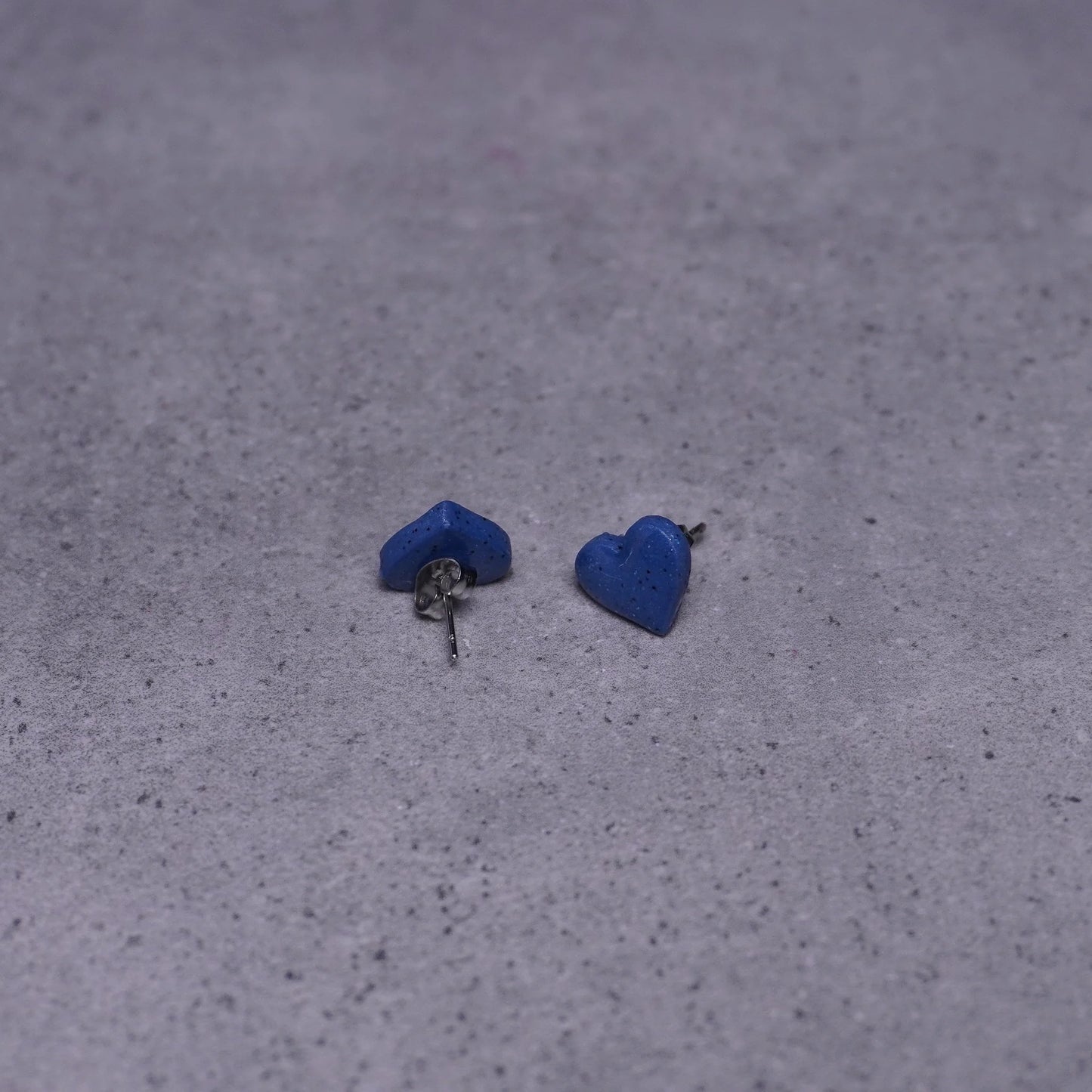 Kleine Herz-Ohrringe (Galaxy) liegend