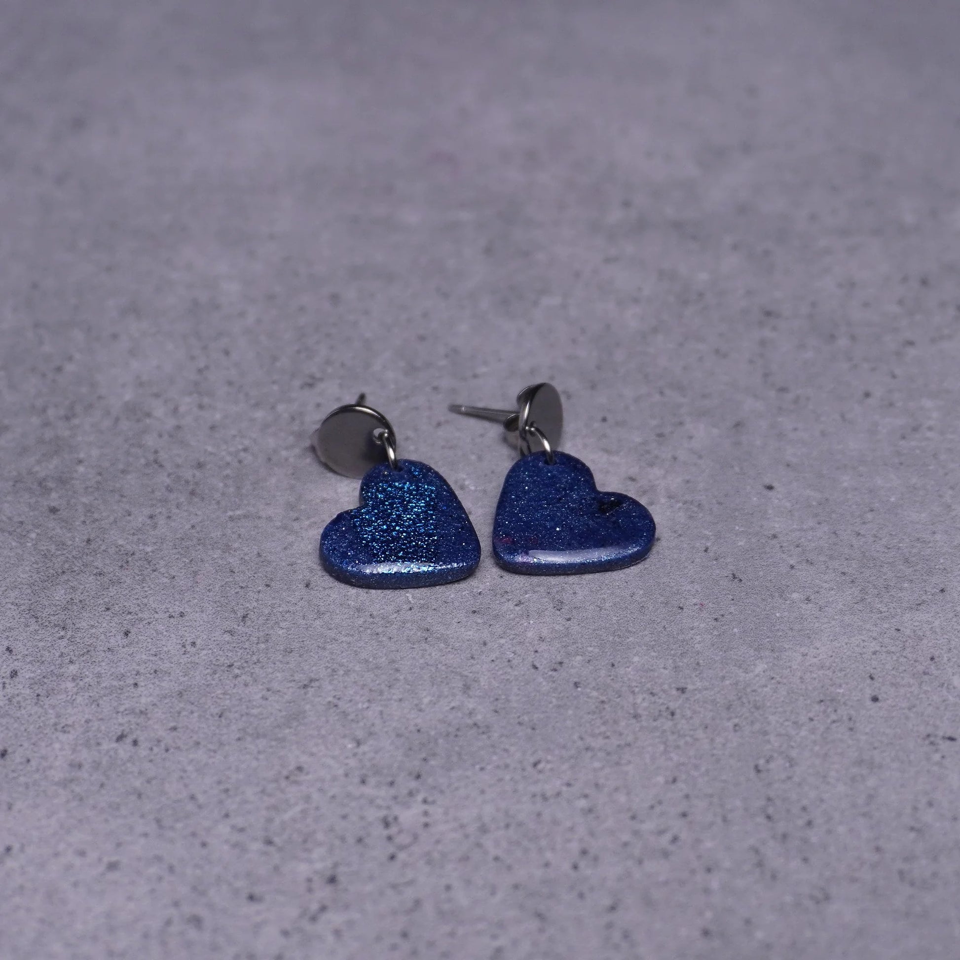 Herz-Ohrringe (Galaxy) silberfarben liegend