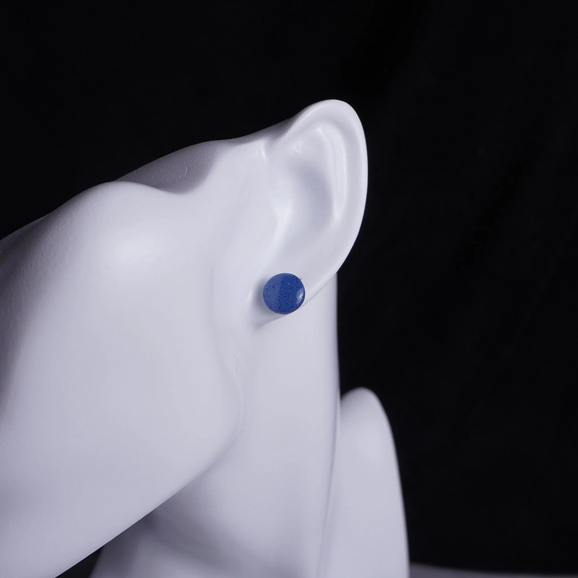 Kleine runde Ohrringe (Galaxy) angesteckt