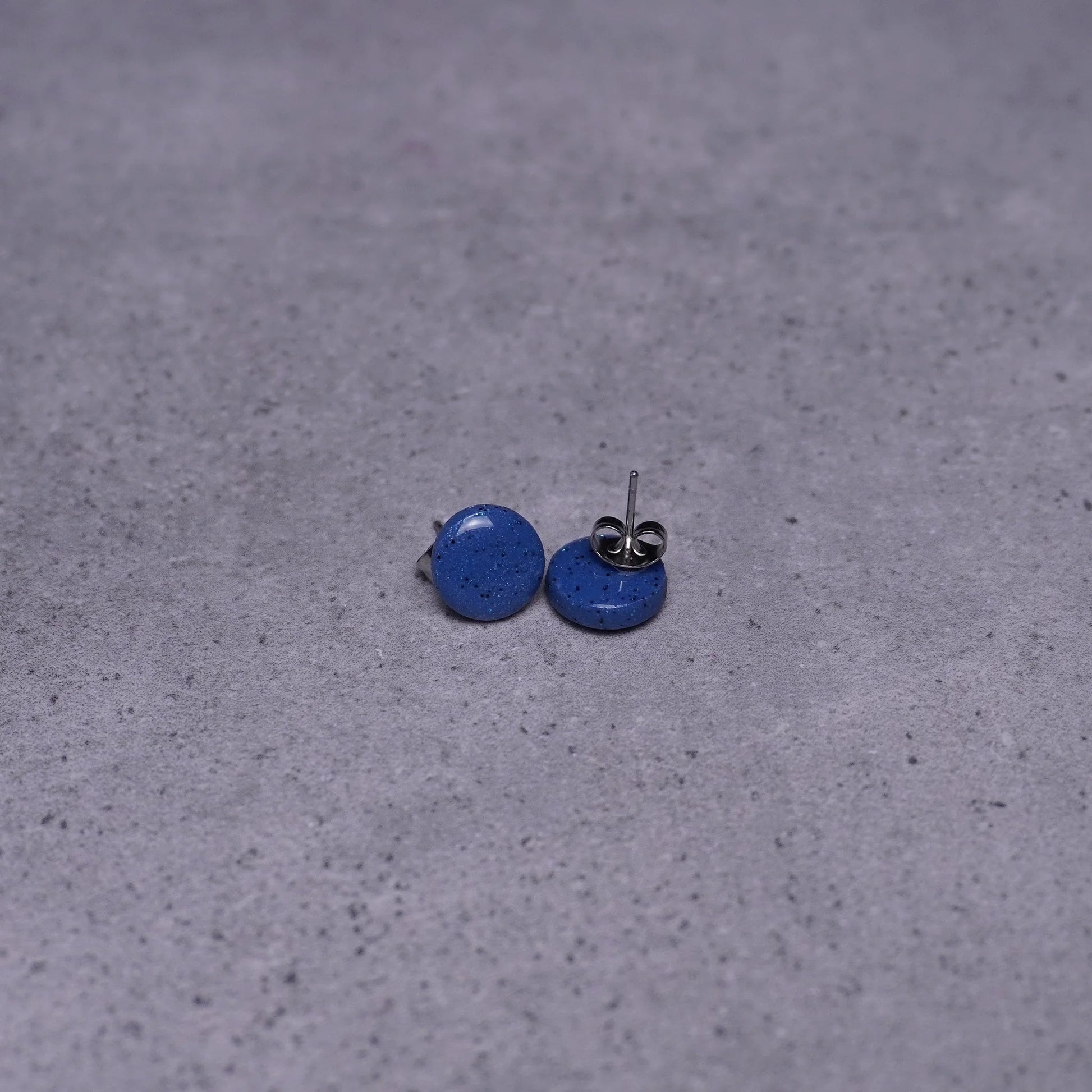 Kleine runde Ohrringe (Galaxy) liegend