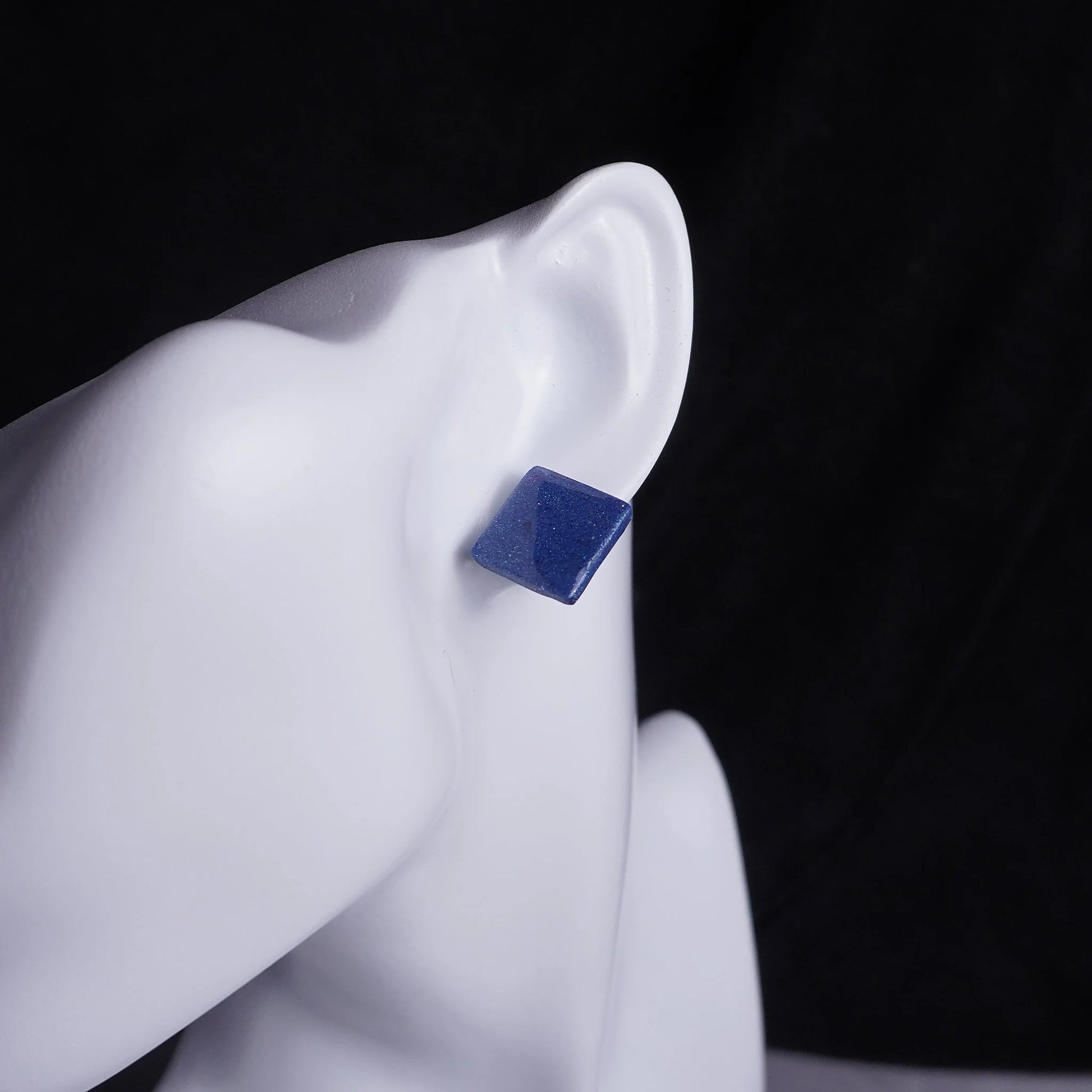 Quadratische Ohrringe (Galaxy) angesteckt