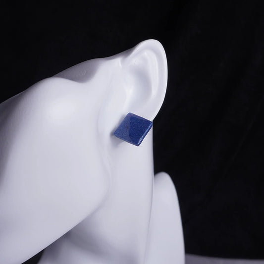 Quadratische Ohrringe (Galaxy) angesteckt