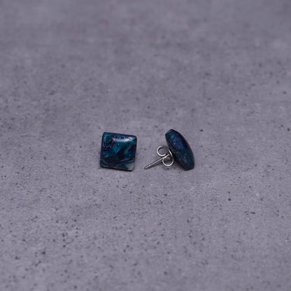 Kleine grünliche quadratische Ohrringe (Galaxy) liegend