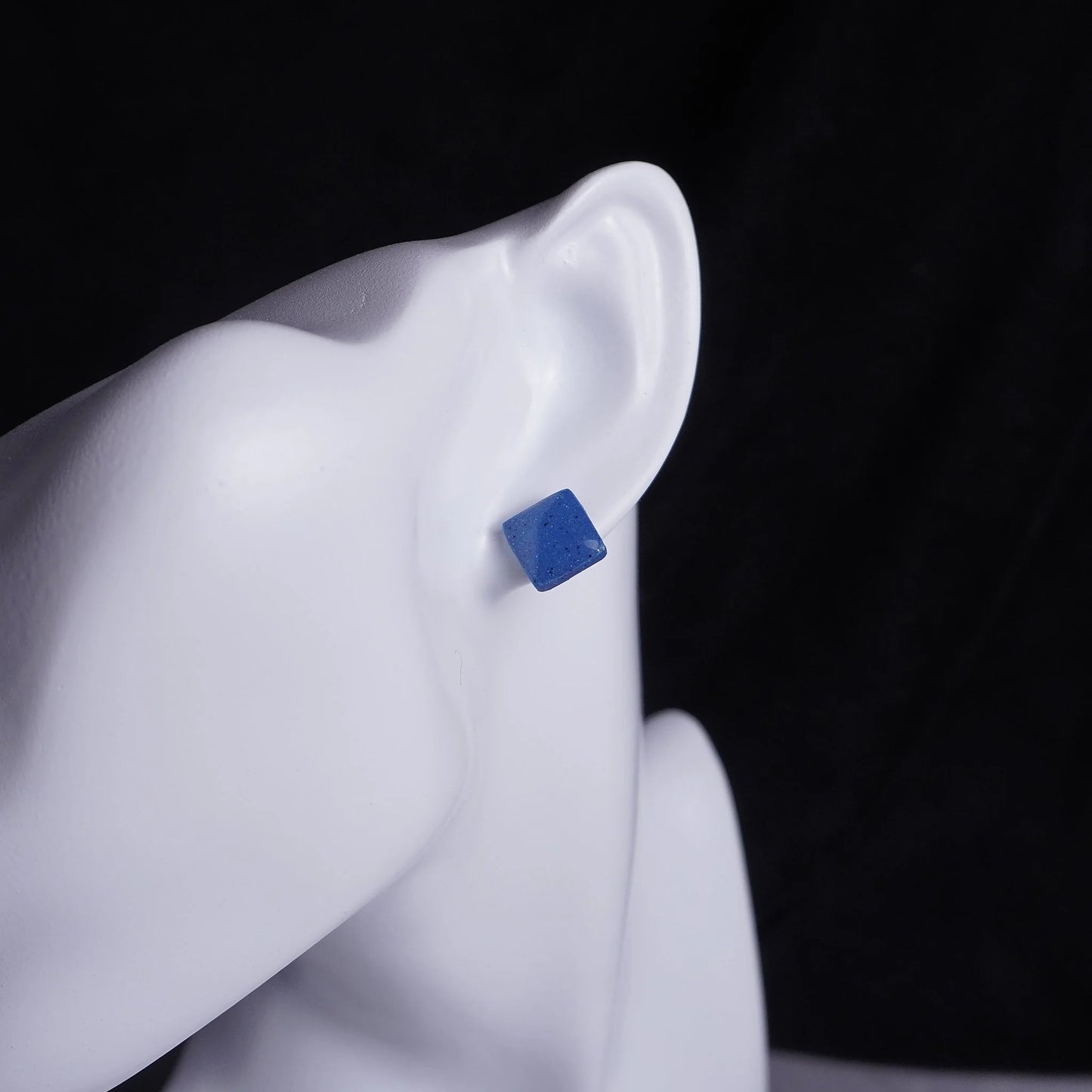 Kleine quadratische Ohrringe (Galaxy) angesteckt