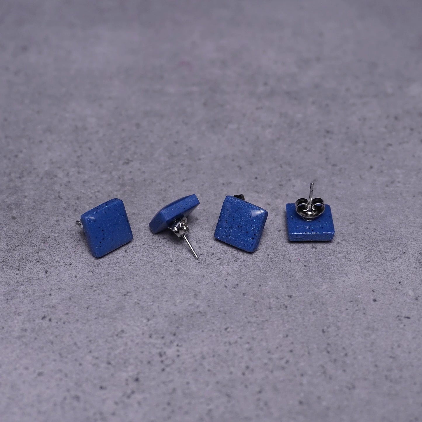 Kleine quadratische Ohrringe (Galaxy) liegend vier