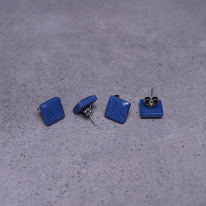 Kleine quadratische Ohrringe (Galaxy) liegend vier