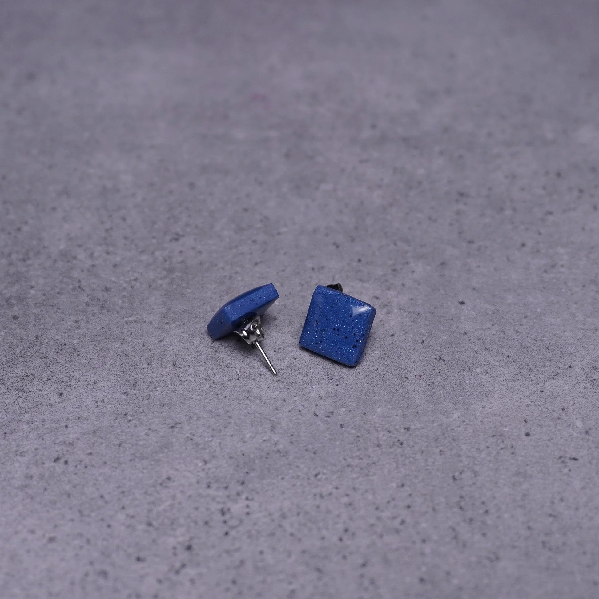 Kleine quadratische Ohrringe (Galaxy) liegend