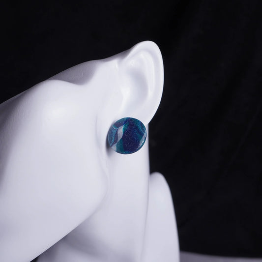 Grünliche runde Ohrringe (Galaxy) angesteckt