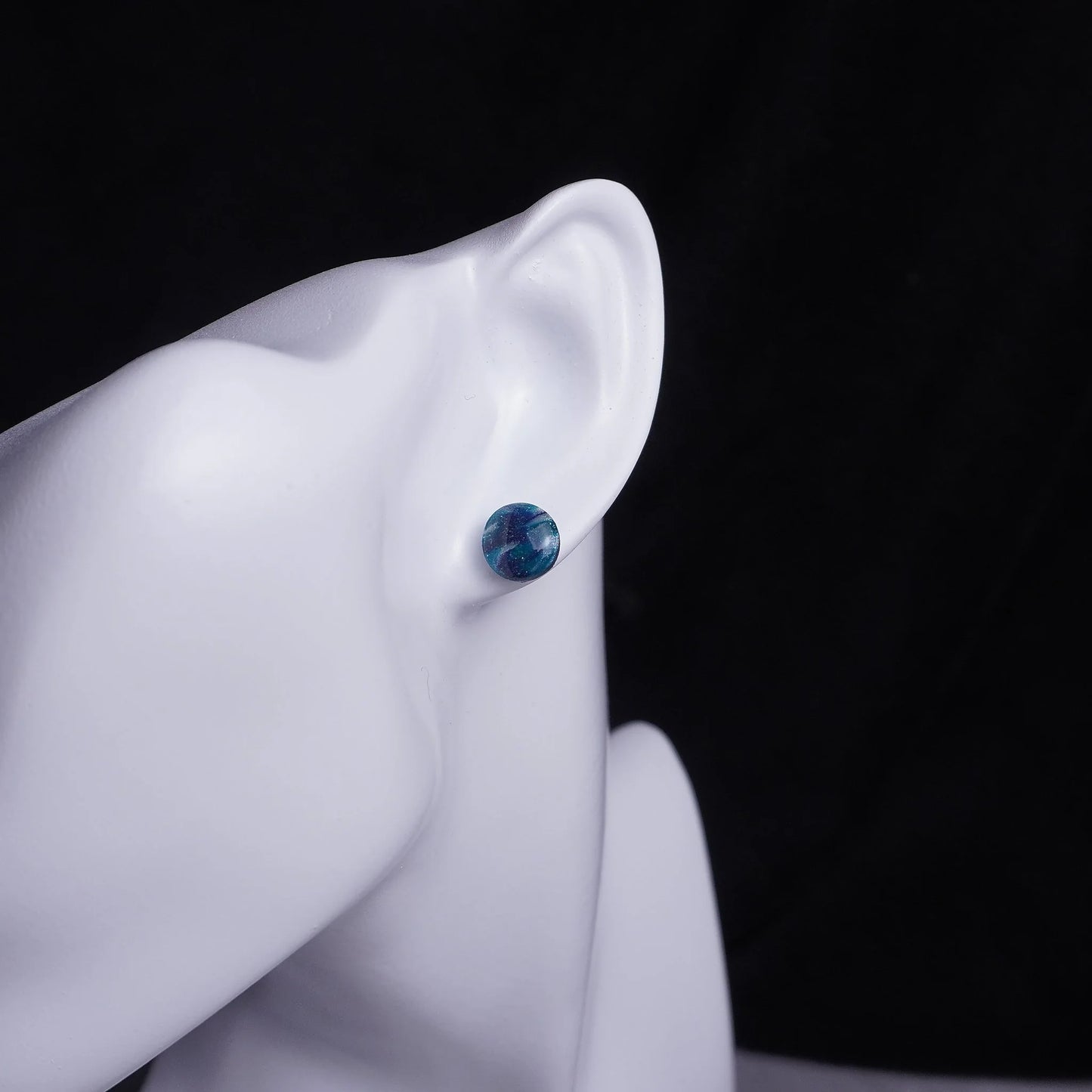 Kleine grünliche runde Ohrringe (Galaxy) angesteckt