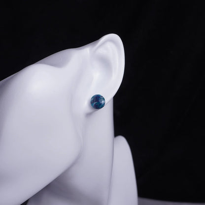 Kleine grünliche runde Ohrringe (Galaxy) angesteckt