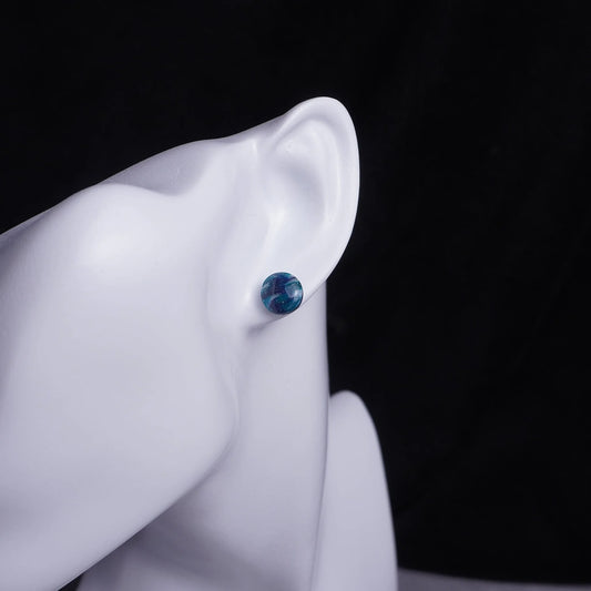 Kleine grünliche runde Ohrringe (Galaxy) angesteckt