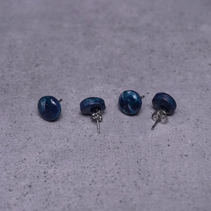 Kleine grünliche runde Ohrringe (Galaxy) liegend vier