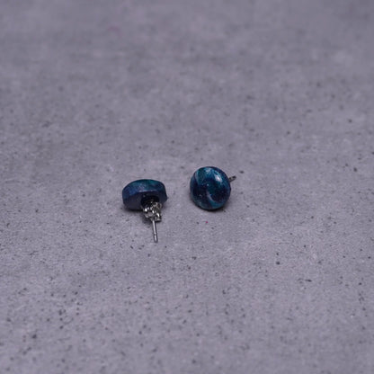 Kleine grünliche runde Ohrringe (Galaxy) liegend