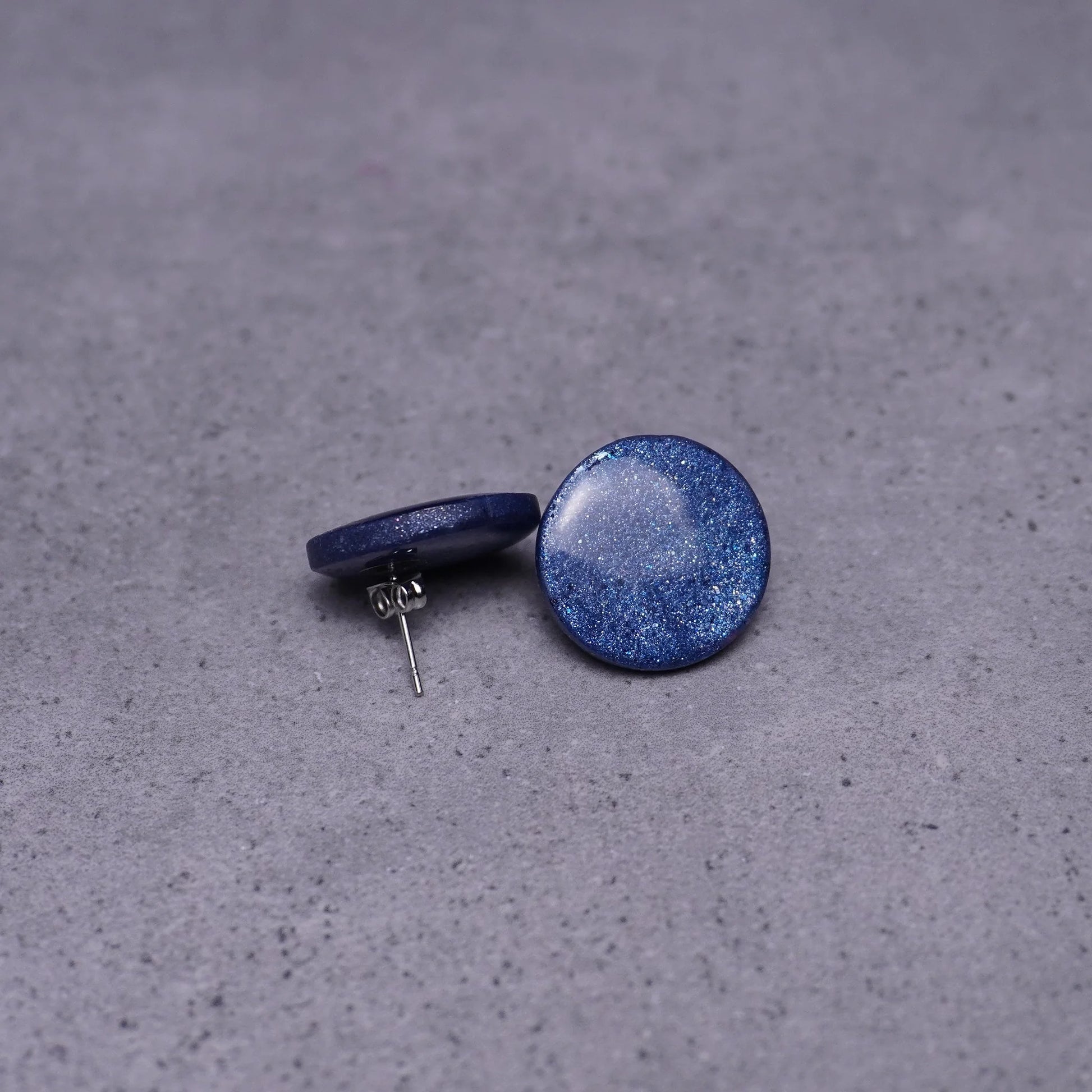 Runde Ohrringe (Galaxy) liegend