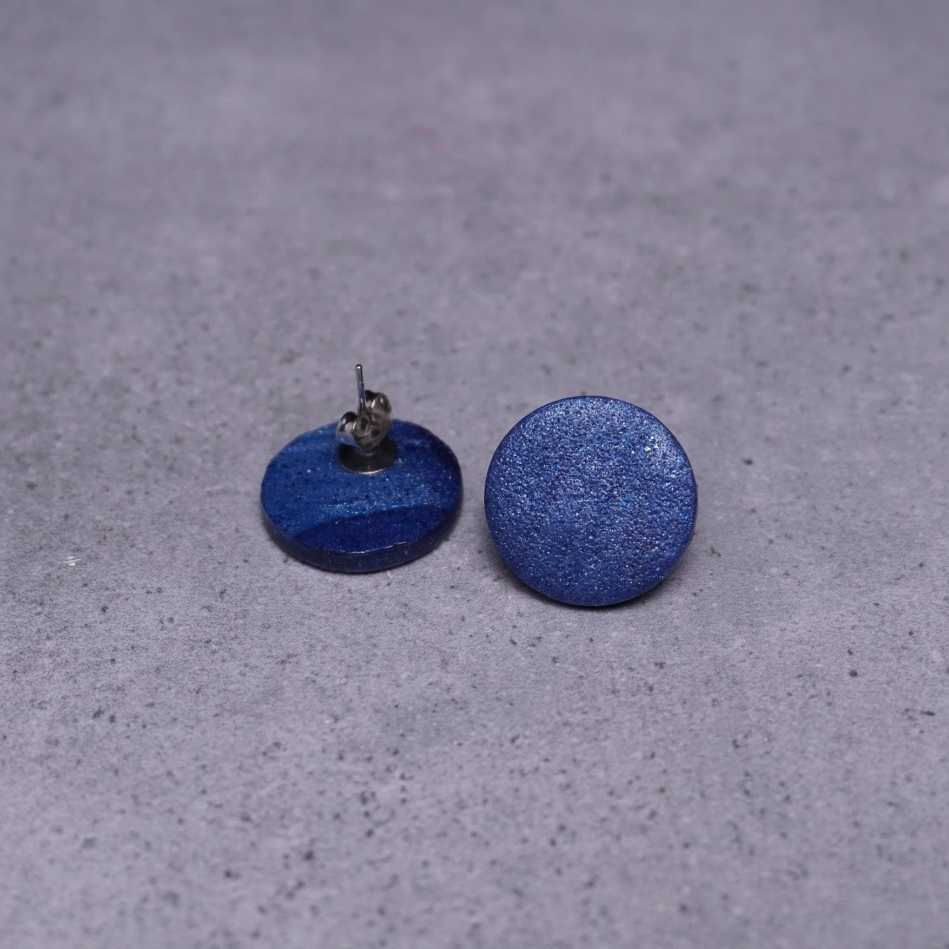 Matte runde Ohrringe (Galaxy) liegend