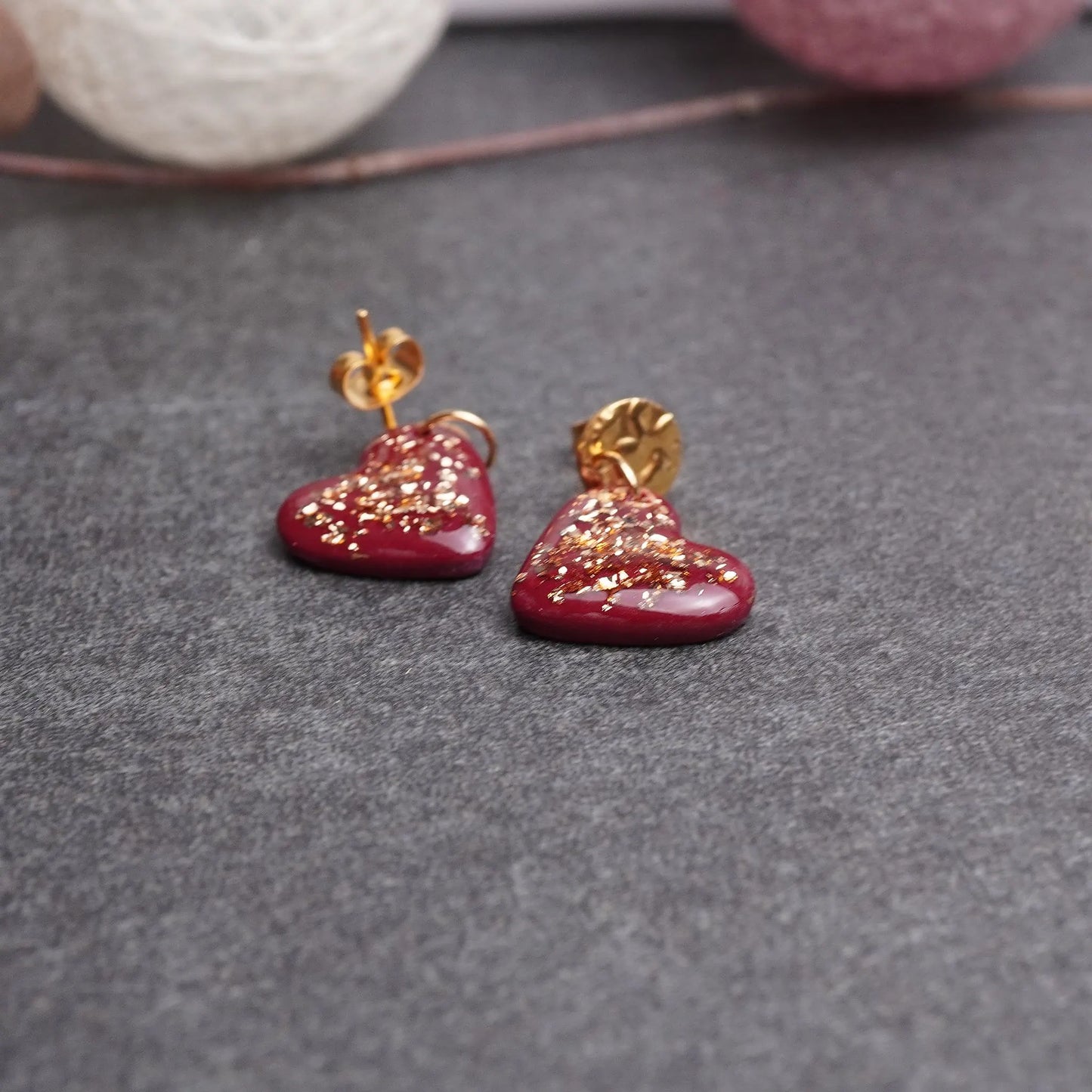 Herz-Ohrringe in Bordeaux und Goldglitzer