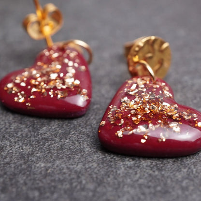 Herz-Ohrringe in Bordeaux und Goldglitzer