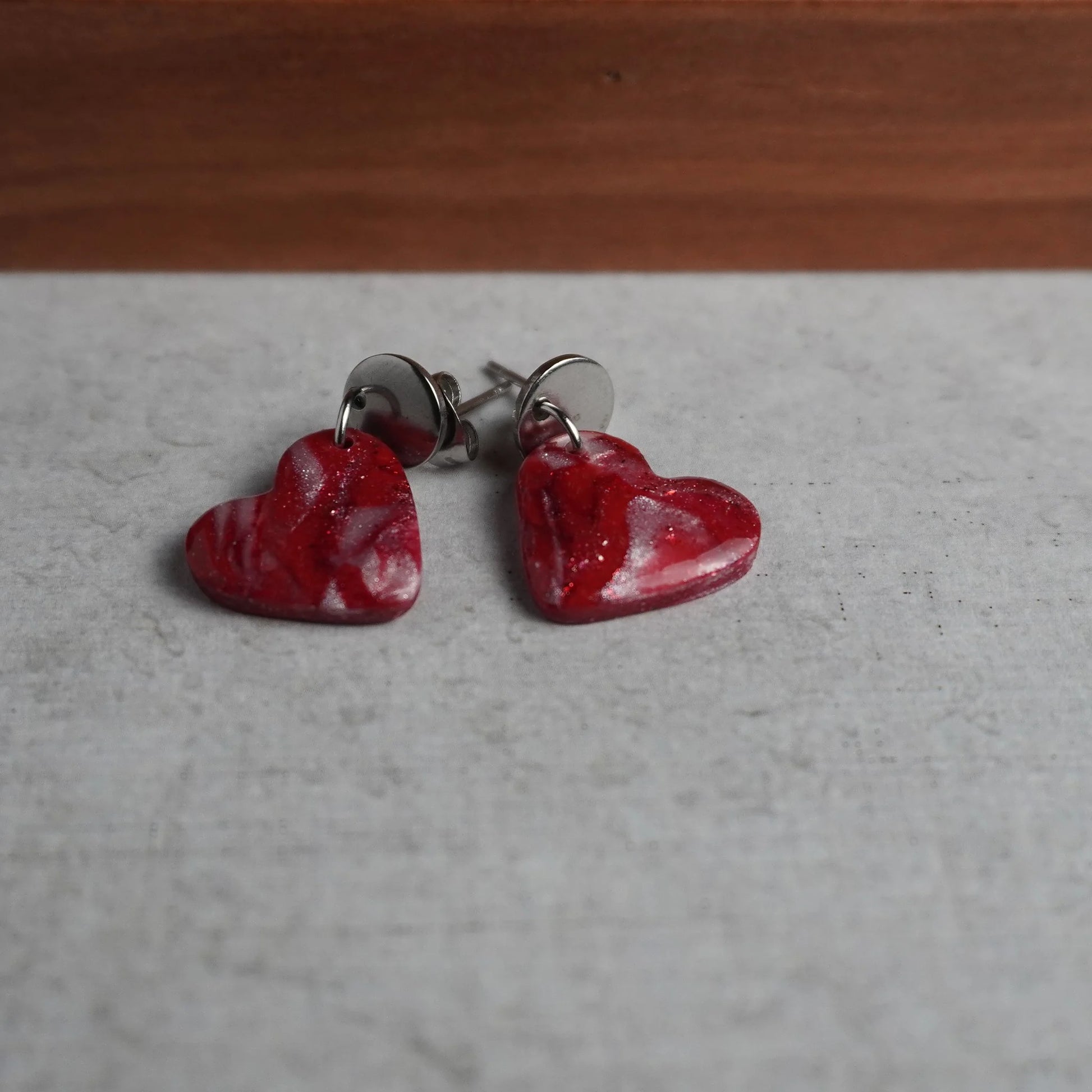 Herz-Ohrringe (Red Velvet) silberfarben liegend