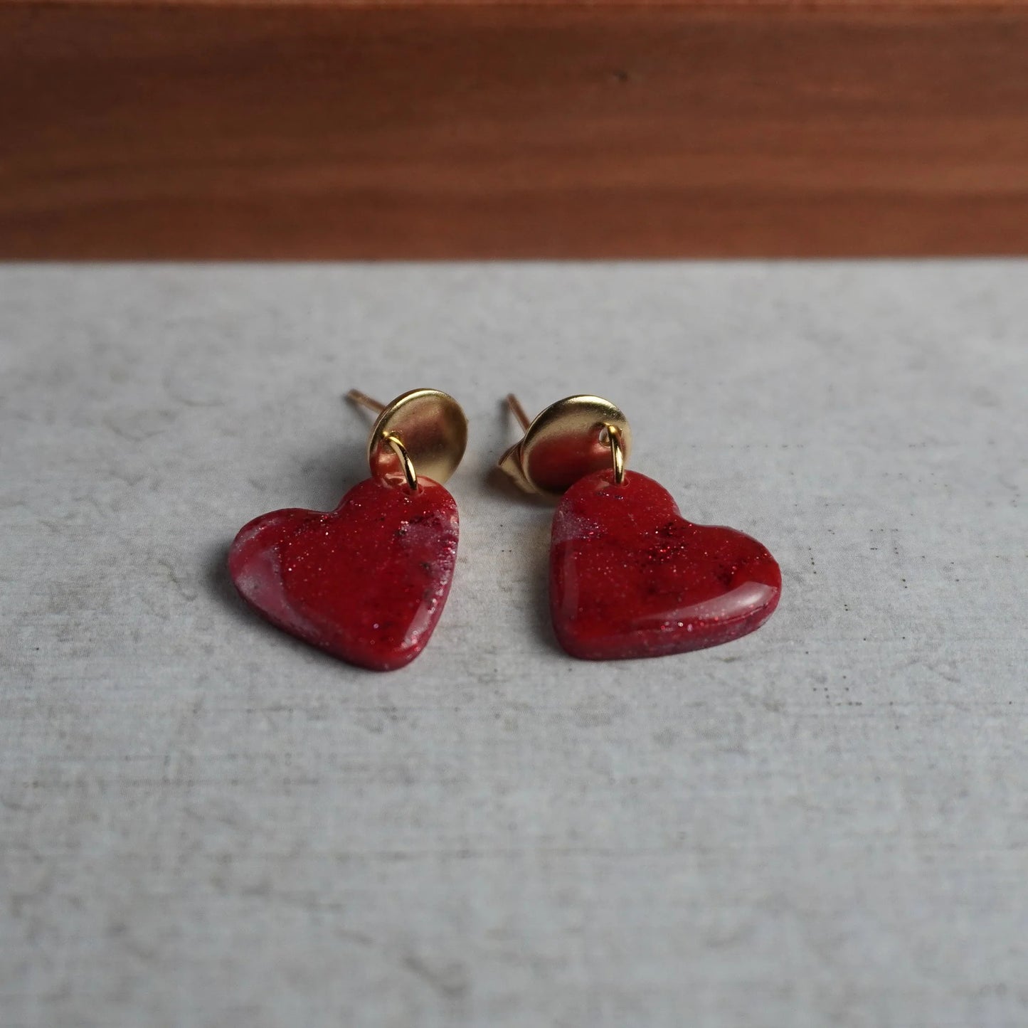 Herz-Ohrringe (Red Velvet) goldfarben liegend