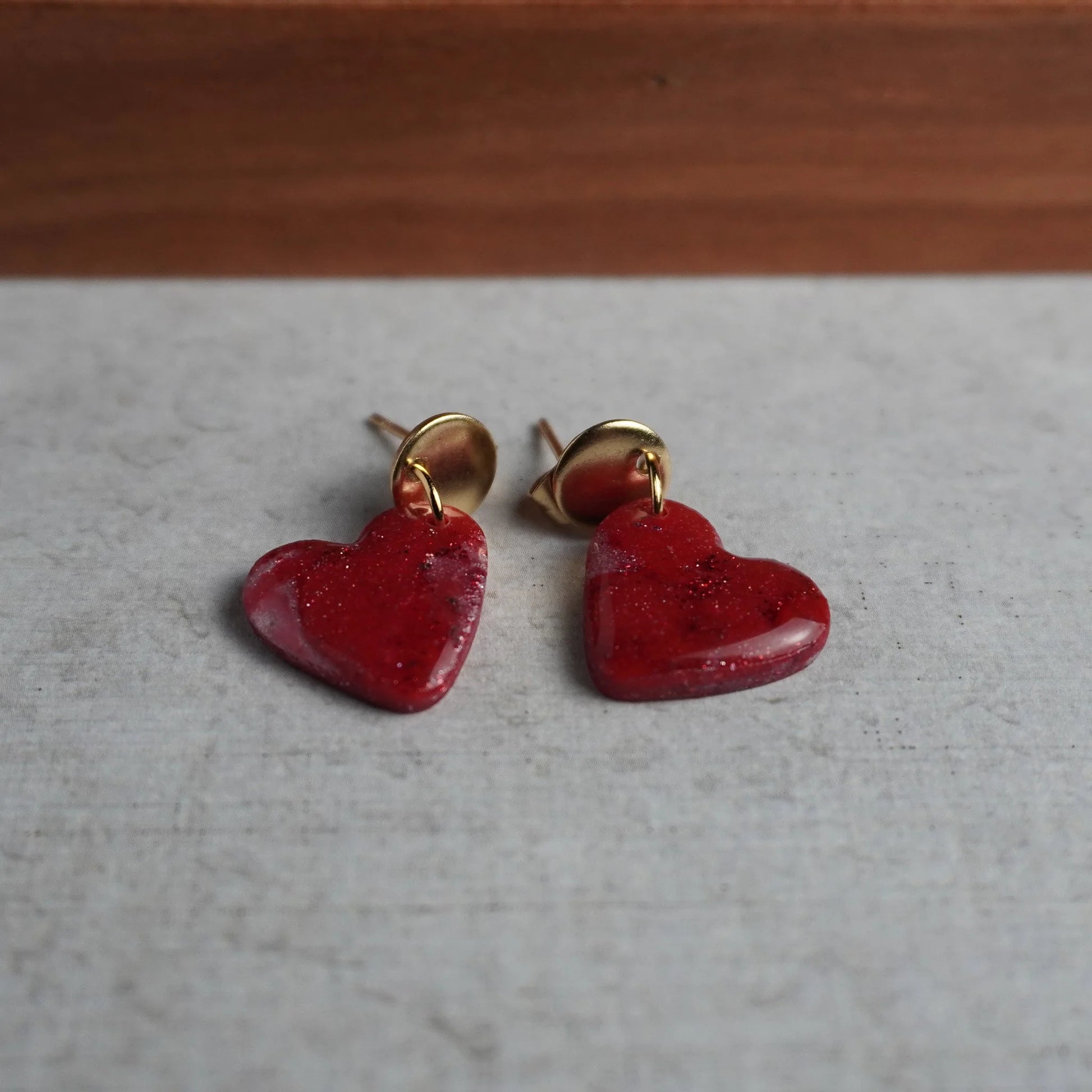 Herz-Ohrringe (Red Velvet) goldfarben liegend