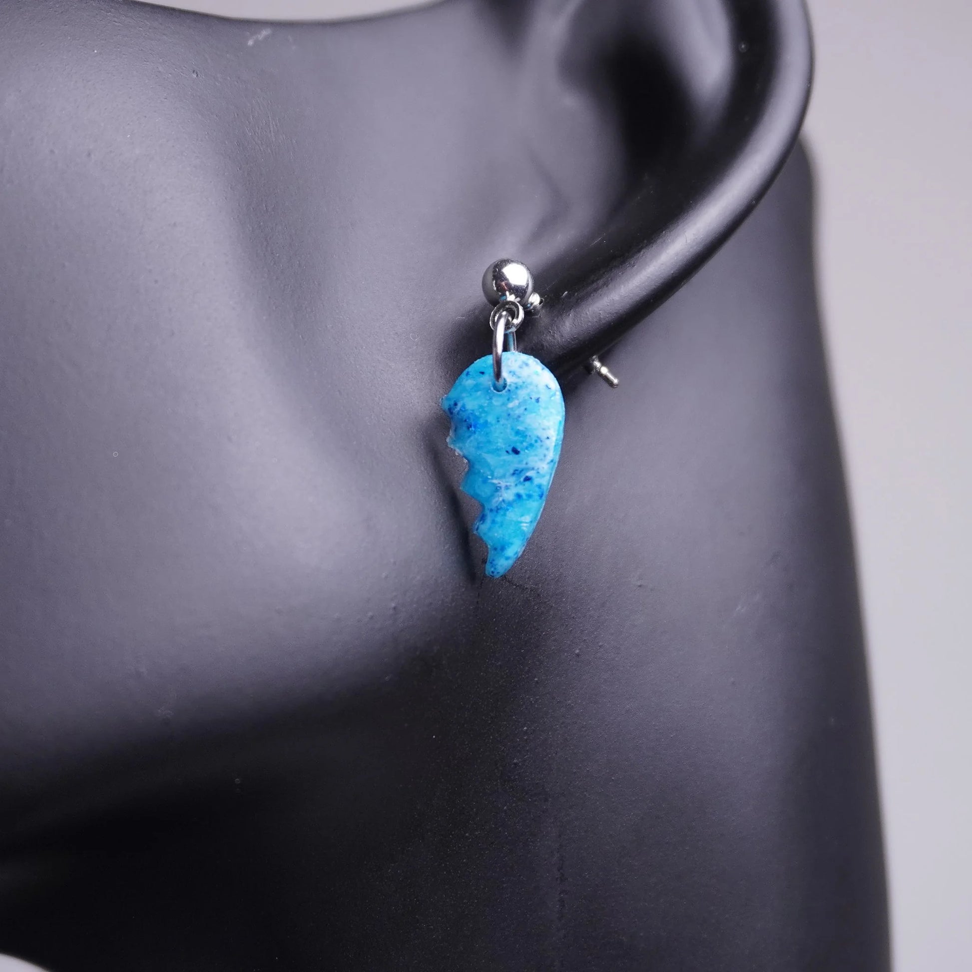 Halbe Herz-Ohrringe (Sea Snow) angesteckt