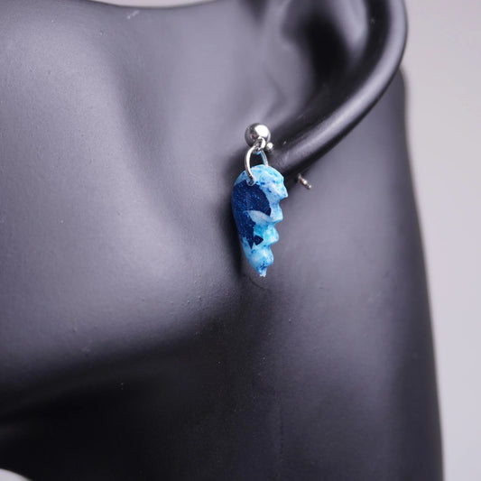 Glitzernde halbe Herz-Ohrringe (Sea Snow) angesteckt