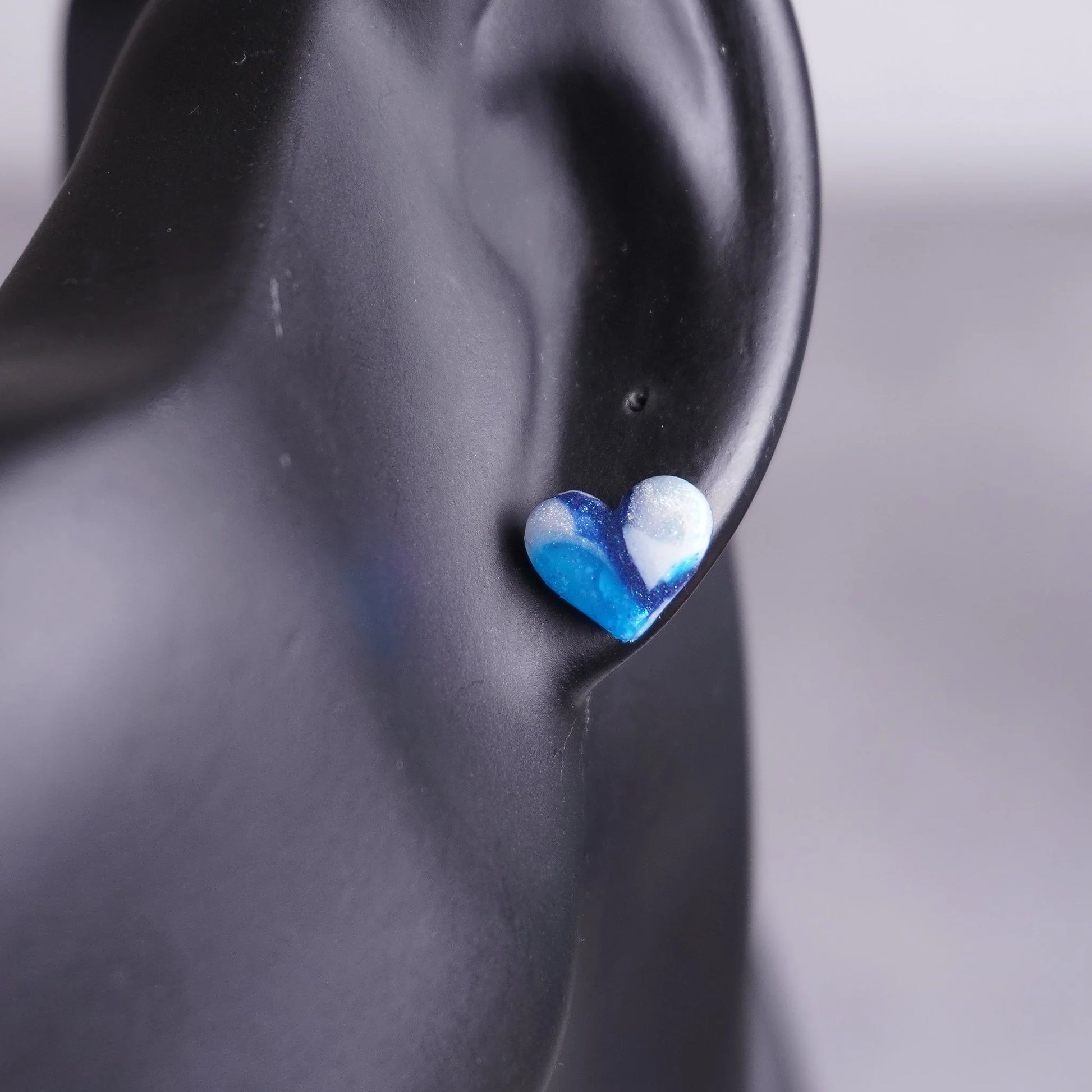 Kleine Herz-Ohrringe (Sea Snow) angesteckt