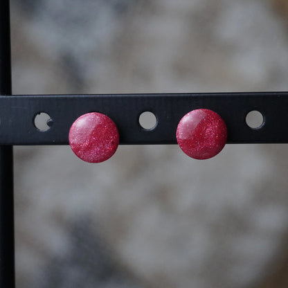 Kleine glitzernde runde Ohrringe (Red Velvet) frontal Nahaufnahme