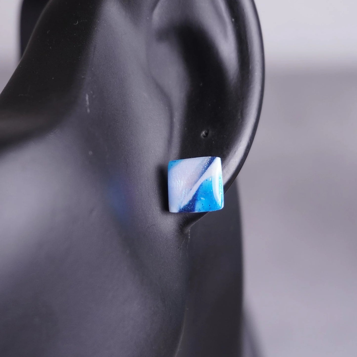 Kleine quadratische Ohrringe (Sea Snow)angesteckt