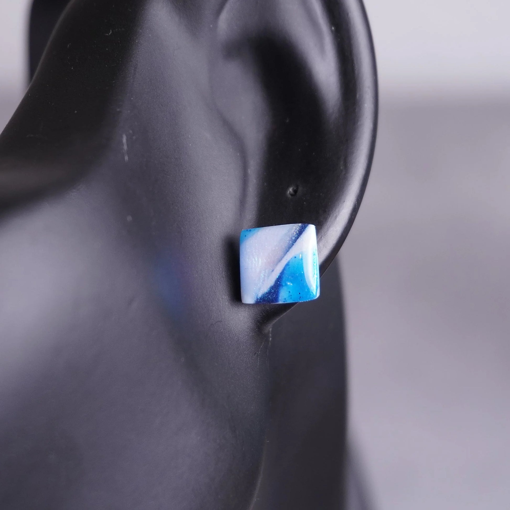 Kleine quadratische Ohrringe (Sea Snow)angesteckt