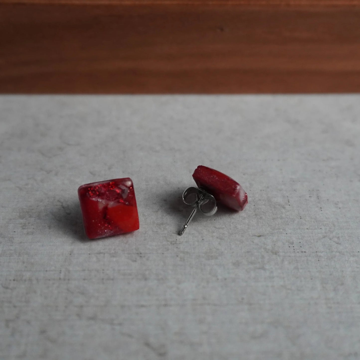 Kleine quadratische Ohrringe (Red Velvet) liegend